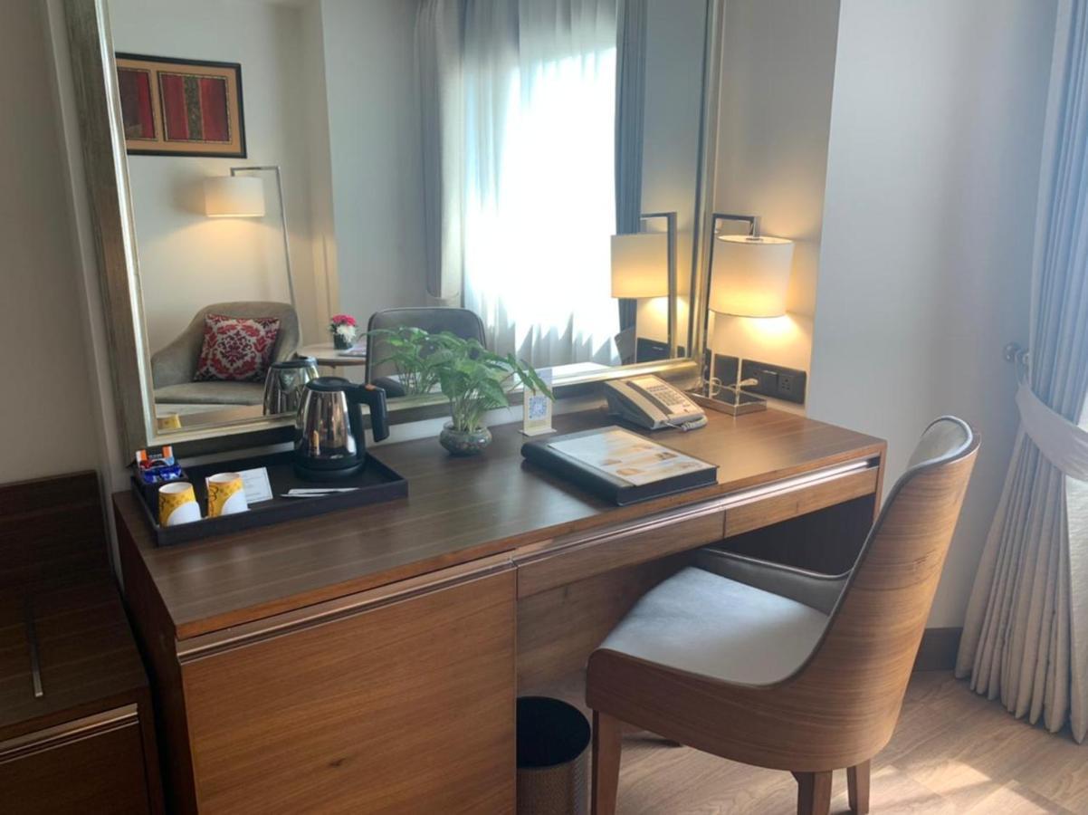 Jaypee Vasant Continental Hotel New Delhi Exterior photo A desk in a hotel room
