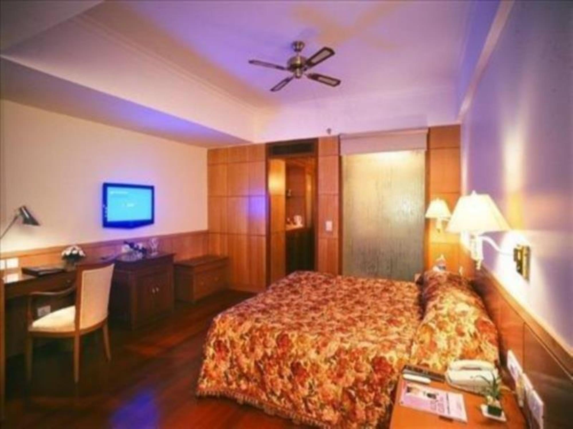 Jaypee Vasant Continental Hotel New Delhi Exterior photo A room at the hotel
