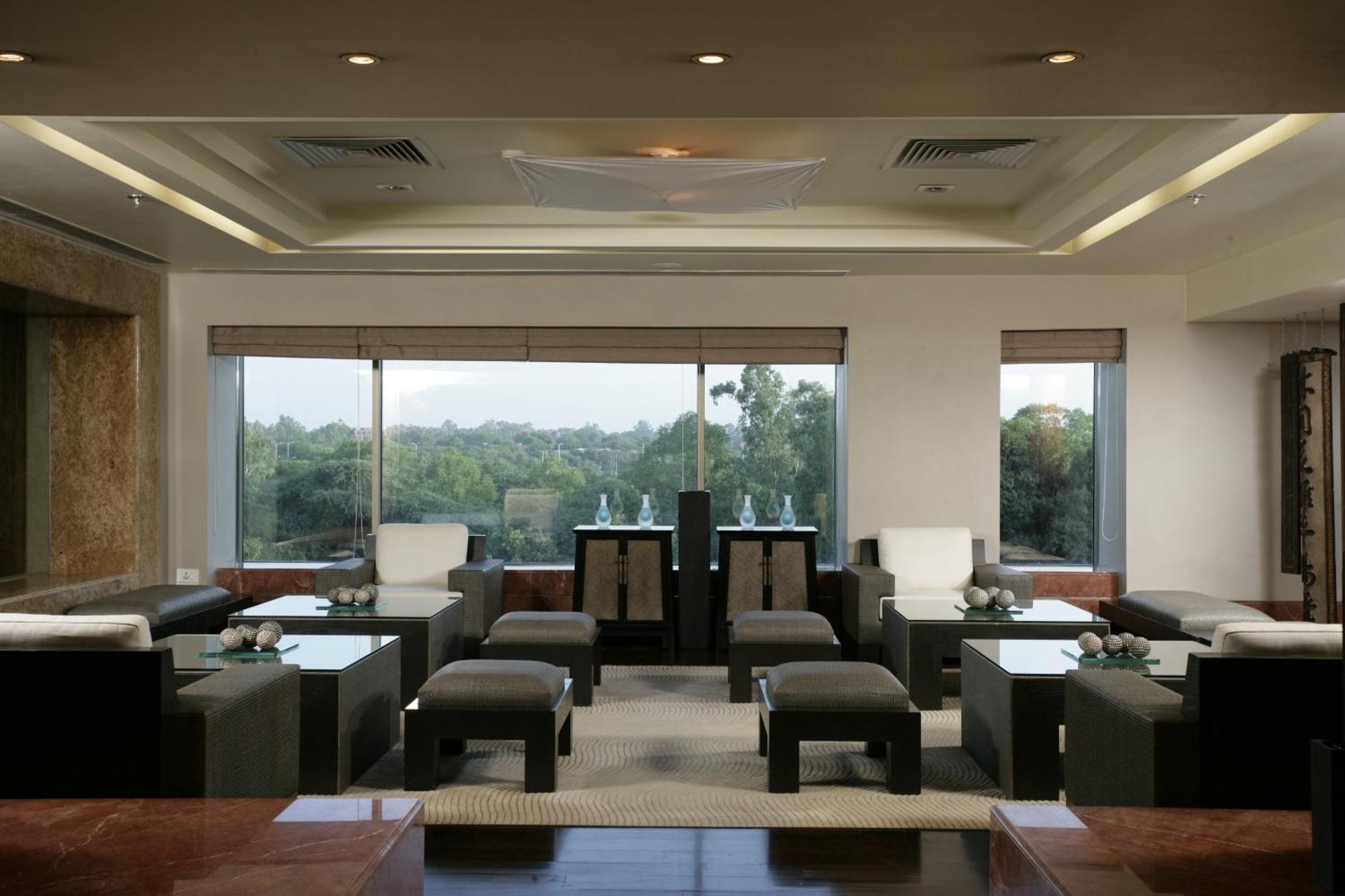 Jaypee Vasant Continental Hotel New Delhi Exterior photo The interior of the club