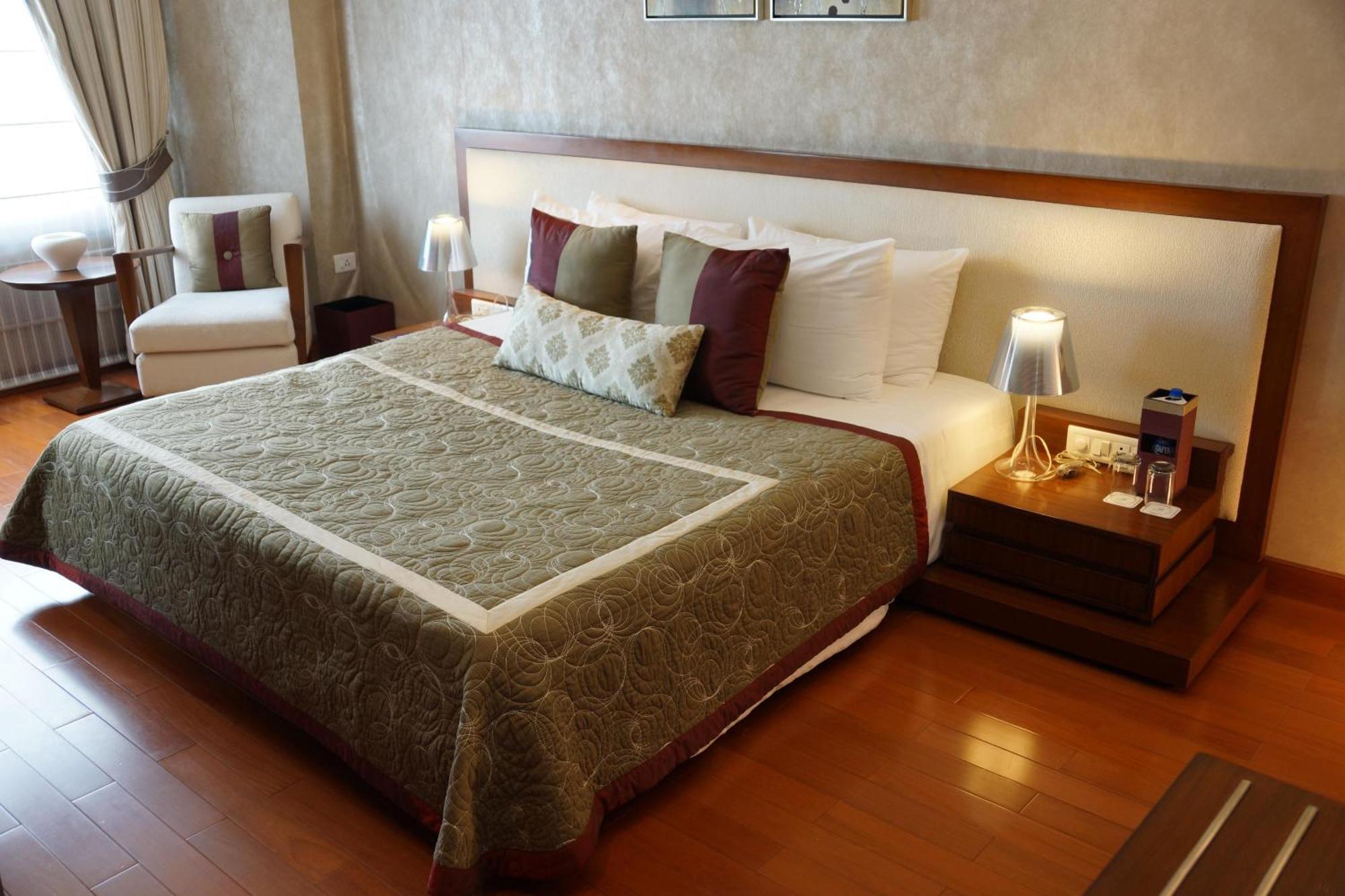 Jaypee Vasant Continental Hotel New Delhi Exterior photo A bedroom