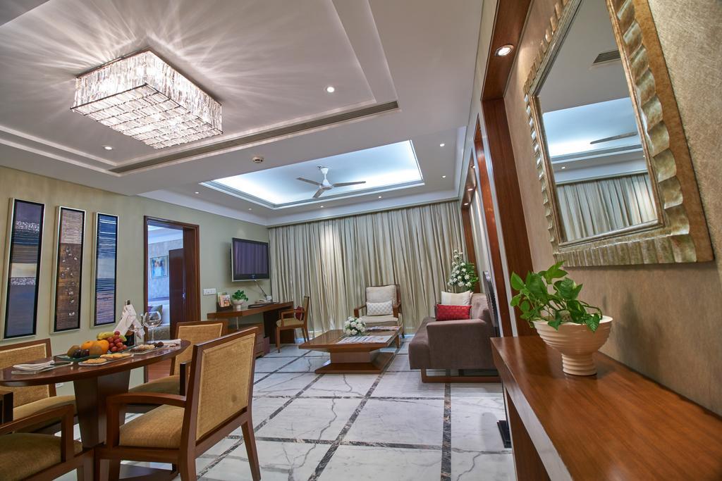 Jaypee Vasant Continental Hotel New Delhi Exterior photo A suite at the hotel