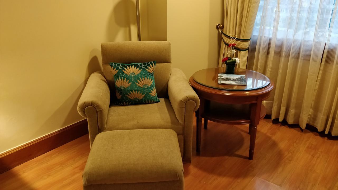 Jaypee Vasant Continental Hotel New Delhi Exterior photo A chair with a footrest