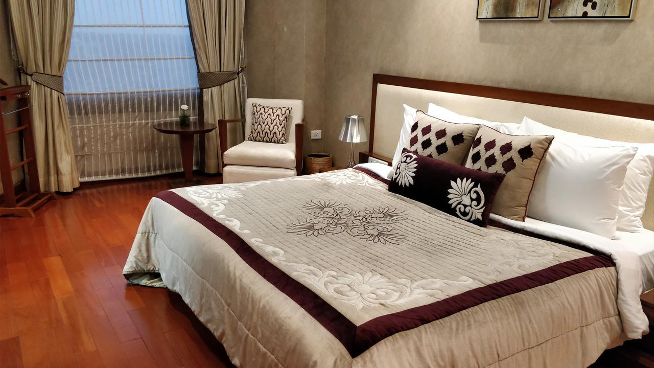Jaypee Vasant Continental Hotel New Delhi Exterior photo A bed runner