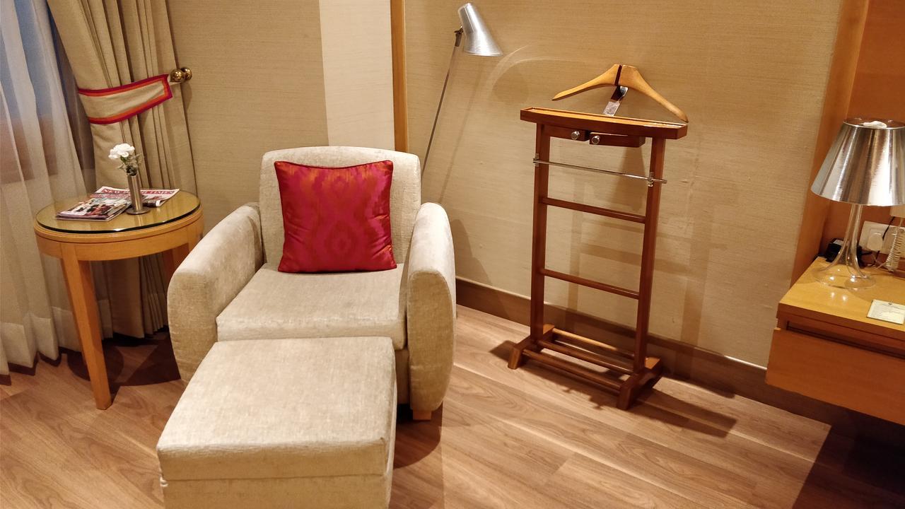 Jaypee Vasant Continental Hotel New Delhi Exterior photo A valet stand