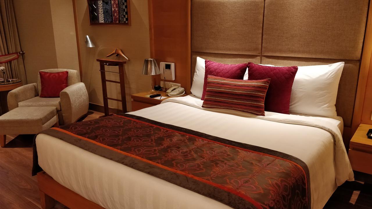 Jaypee Vasant Continental Hotel New Delhi Exterior photo A bed runner