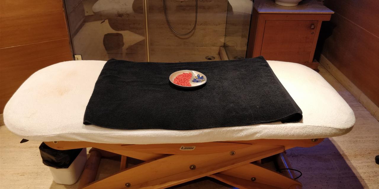 Jaypee Vasant Continental Hotel New Delhi Exterior photo A massage table with a massage stone