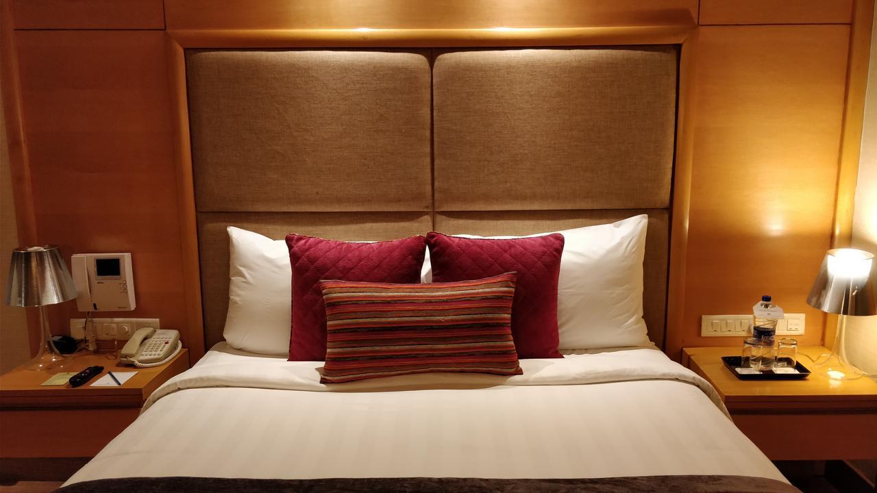 Jaypee Vasant Continental Hotel New Delhi Exterior photo A bed with a headboard