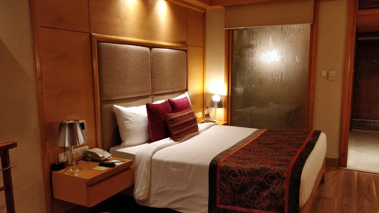Jaypee Vasant Continental Hotel New Delhi Exterior photo A bedroom at the Taj Bengal